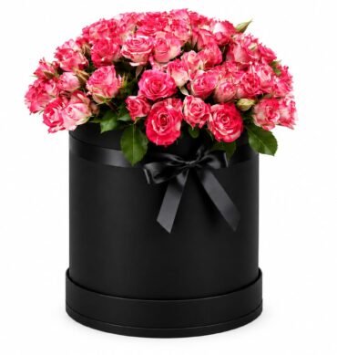 Double Color spray roses inside the round box