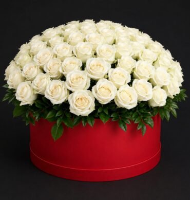 White Roses inside the round box 101pcs
