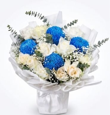 Blue chrysanthemum 4to5pcs with white rose 15pcs and accessories same picture